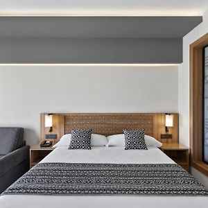 Großes Zimmer mit Kingsize-Bett